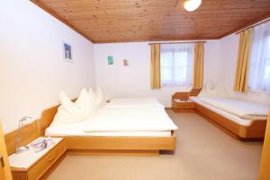 Ein Bett oder Betten in einem Zimmer der Unterkunft Haus Stablerkrämer