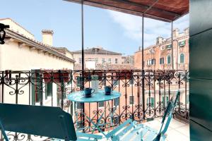 ヴェネツィアにあるVia Garibaldi-Gigli Biennale Terraceの景色を望むバルコニー(テーブル、椅子付)