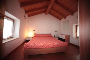 Een bed of bedden in een kamer bij Albergo diffuso Valcellina e Val Vajont in Cimolais