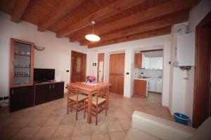 Kuchyň nebo kuchyňský kout v ubytování Albergo diffuso Valcellina e Val Vajont in Cimolais + 26 fotografií