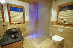 Vannituba majutusasutuses Chalets Petry Spa & Relax