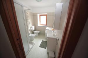 Baðherbergi á Albergo diffuso Valcellina e Val Vajont in Cimolais