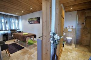 Vannituba majutusasutuses Chalets Petry Spa & Relax
