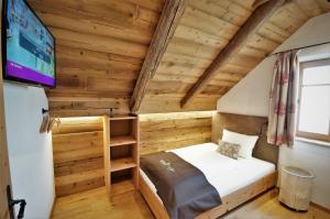 Tempat tidur dalam kamar di Chalets Petry Spa & Relax