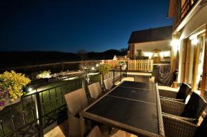 Rõdu või terrass majutusasutuses Chalets Petry Spa & Relax