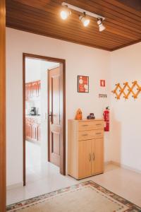 ラゴスにあるCasa da Praiaの木製のドアとキッチンが備わる客室です。
