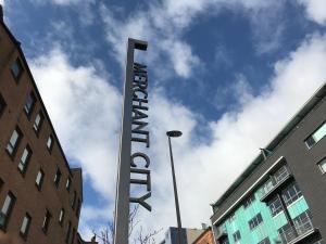 um sinal para um hotel em frente a um edifício em Principal Apartments - Merchant City em Glasgow
