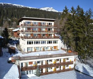Vista generica sulle montagne o vista sulle montagne dall'interno dell'hotel