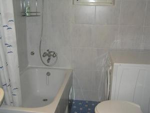 een badkamer met een bad, een toilet en een wastafel bij Apartments Maximir in Zagreb