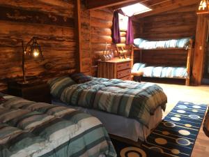 Una cama o camas en una habitación de Cabañas Brazo Huemul