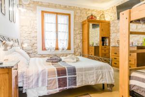 Кровать или кровати в номере Relais des Roches