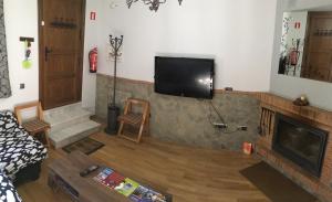 TV a/nebo společenská místnost v ubytování Casa El Cabrero
