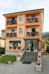 a house with a balcony and a large window at Hotel Villa Mon Toc in Stresa