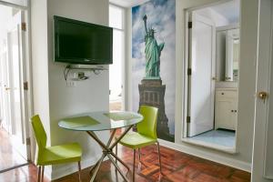 TV a/nebo společenská místnost v ubytování Lindos Apartamentos en San Isidro