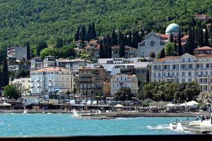 Fotografia z galérie ubytovania Villa Pelda Apartment, sea view, parking, pet friendly v destinácii Opatija