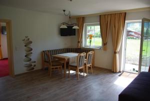 Televízia a/alebo spoločenská miestnosť v ubytovaní Appartement Tauernhof