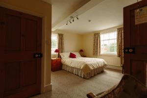 um quarto com uma cama e uma janela em Hordley Hall em Ellesmere