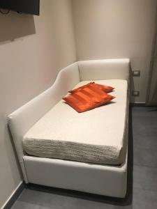 Rúm í herbergi á Gemini Suite