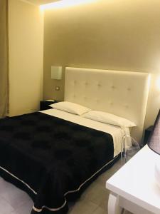 Rúm í herbergi á Gemini Suite