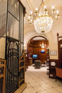 Lobbyn eller receptionsområdet på Best Western Hôtel d'Arc