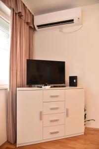 A television and/or entertainment centre at Studio Slavica