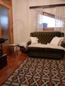 - un salon avec un canapé et une fenêtre dans l'établissement Apartments Stan, à Sarajevo