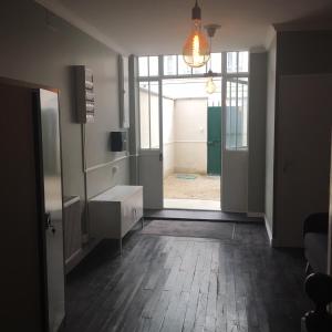 une chambre vide avec un couloir avec une porte et une chambre avec une porte dans l'établissement Le Lodge centre 400m gare wifi linge de pressing, à Niort