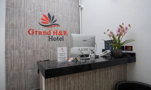 O saguão ou recepção de Hotel Grand H&R