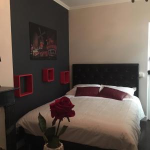 ニオールにあるLe Romantic centre 400m gare wifi linge de pressingのベッドルーム1室(赤いバラのベッド1台付)