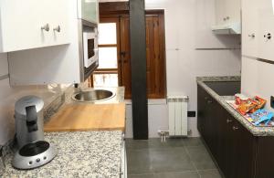 A kitchen or kitchenette at Espectacular apartamento junto a la Plaza Mayor by My Home in Salamanca