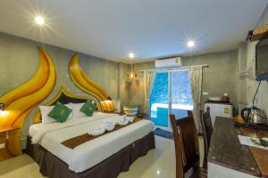 Postel nebo postele na pokoji v ubytování Baan Kamala Fantasea Hotel + 37 fotografií