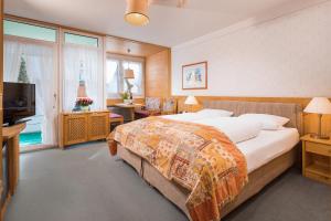Postel nebo postele na pokoji v ubytování Kneipp-Kurhotel Steinle