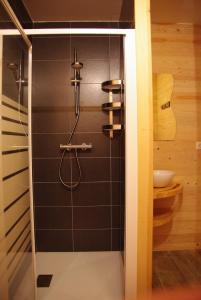 La salle de bains est pourvue d'une douche et d'un lavabo. dans l'établissement Les Petites Marmottes, à Vaujany