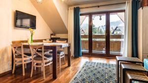 Televízia a/alebo spoločenská miestnosť v ubytovaní Apartament Wolny Czas
