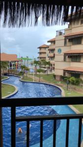 een balkon met uitzicht op een zwembad bij Manhattan Beach Riviera in Aquiraz