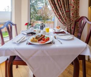 una mesa blanca con un plato de comida. en Roseleigh House, en Belfast