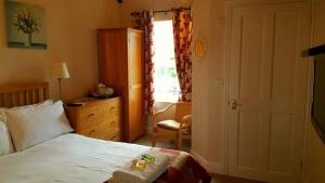 Un pat sau paturi într-o cameră la The Oak at Dewlish