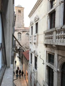 een uitzicht op een stadsstraat vanuit een gebouw bij Diocletian's Palace Apartments in Split +23 foto's