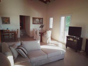 Televízia a/alebo spoločenská miestnosť v ubytovaní Sime Villa Private Beach