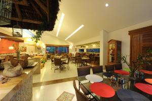 a restaurant with tables and chairs and a dining area at Portal Da Praia Hotel in Fortaleza