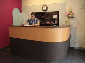 a man is standing at a counter in a practition at Hostal pachin in Mieres