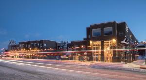 un bâtiment avec des lumières sur le côté d'une rue dans l'établissement Hotel Ketchum, à Ketchum