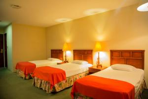 Tempat tidur dalam kamar di Conquistador Hotel & Conference Center