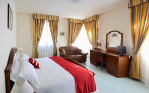 A bed or beds in a room at Albergo Italia