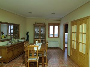 a kitchen with a table and chairs in a room at Casa Herron in Cazorla