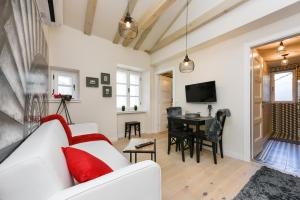 Televízia a/alebo spoločenská miestnosť v ubytovaní Apartments Santa Lucia Exclusive