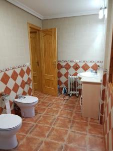 a bathroom with two toilets and two sinks at Casa Herron in Cazorla +23 photos