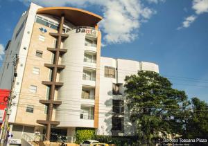 un edificio con un cartel en el costado en Hotel Toscana Plaza en Cali