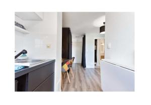 a kitchen with a sink and a counter top at Appartement Contemporain proche Météo, Basso Cambo, EDF, Airbus & Thales in Toulouse
