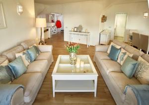 ein Wohnzimmer mit einer Couch und einem Couchtisch in der Unterkunft E&M Beach House Aldeamento do Levante I in Armação de Pêra